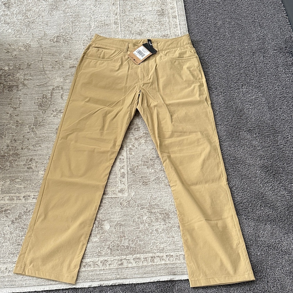 The North Face Men's Sprag 5 pocket pants. 32 Regular. Khaki Stone color. NWT’s.